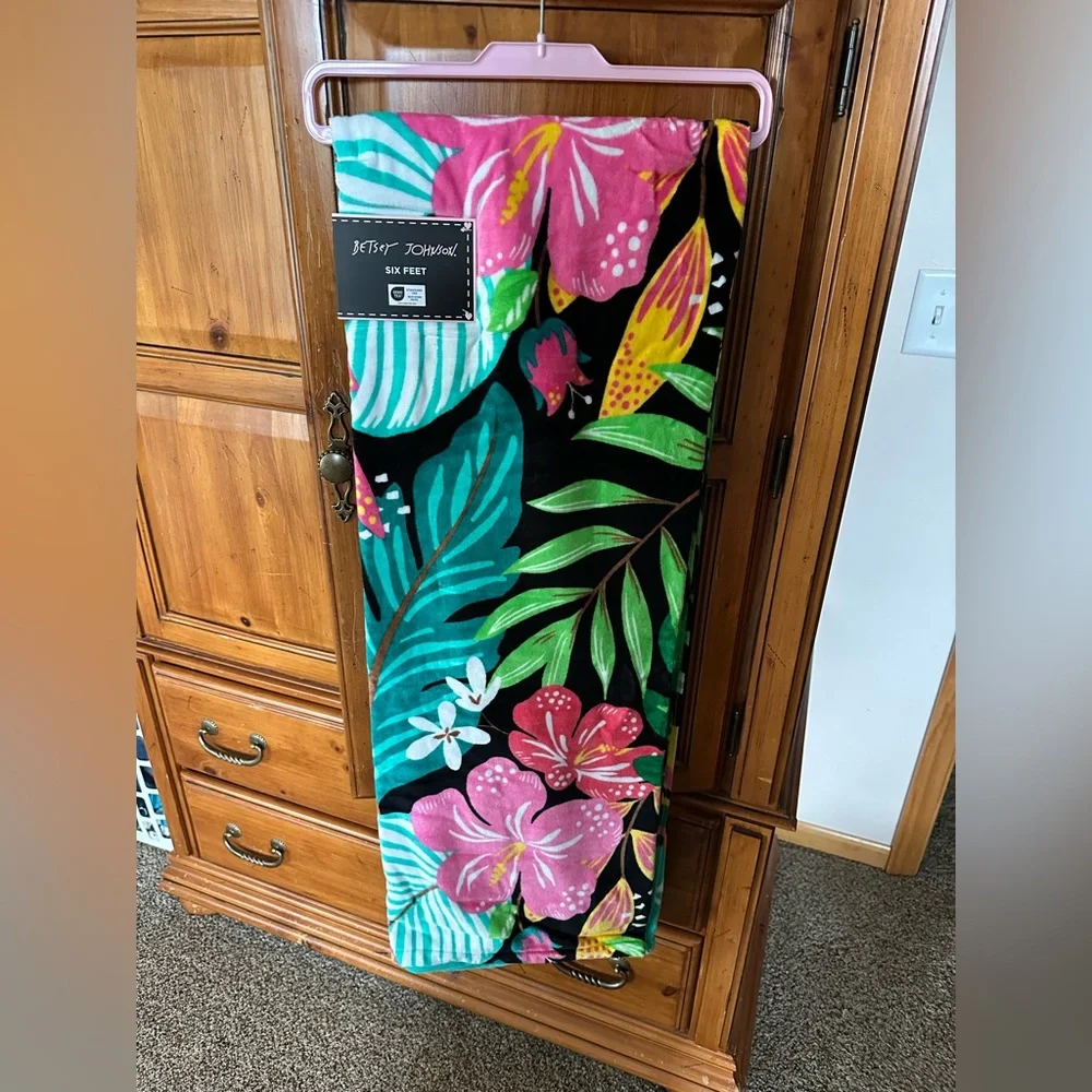 NWT Betsey Johnson Tropical Beach Towel - 6 feet - Picture 4 of 4
